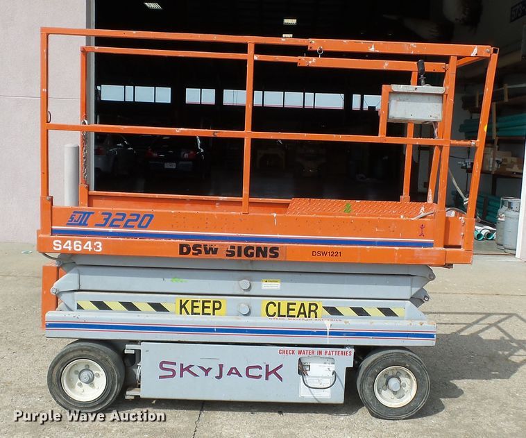image for item DE7926 Sky Jack SJIII 3220 scissor lift