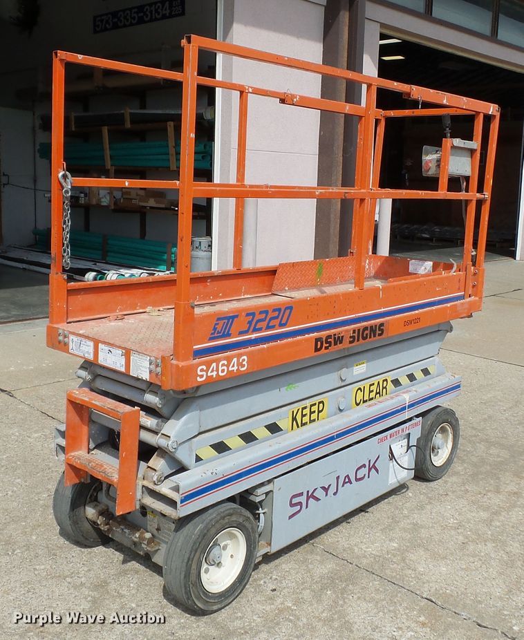 image for item DE7926 Sky Jack SJIII 3220 scissor lift