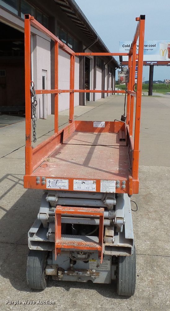 image for item DE7926 Sky Jack SJIII 3220 scissor lift