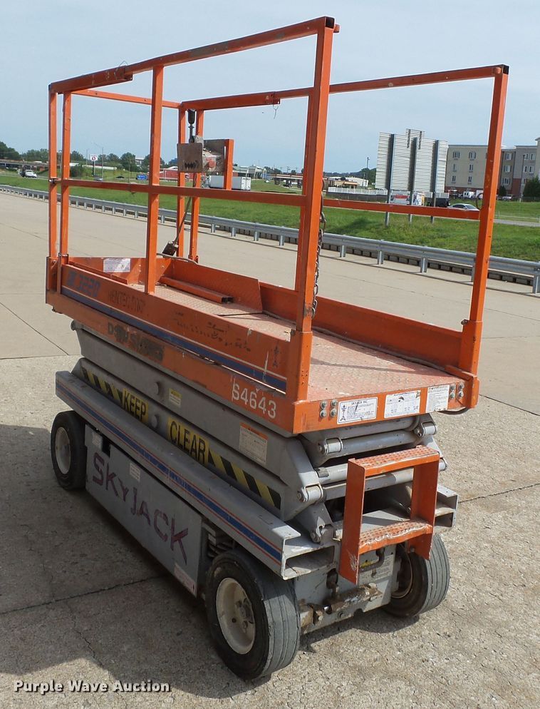 image for item DE7926 Sky Jack SJIII 3220 scissor lift