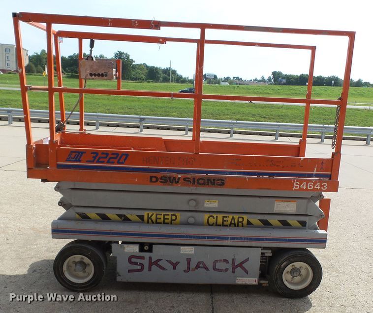 image for item DE7926 Sky Jack SJIII 3220 scissor lift