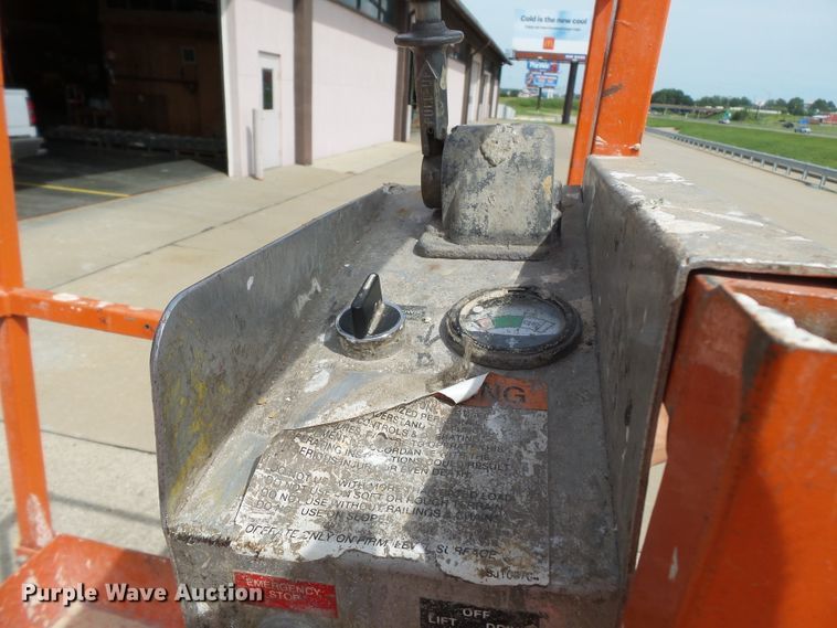image for item DE7926 Sky Jack SJIII 3220 scissor lift