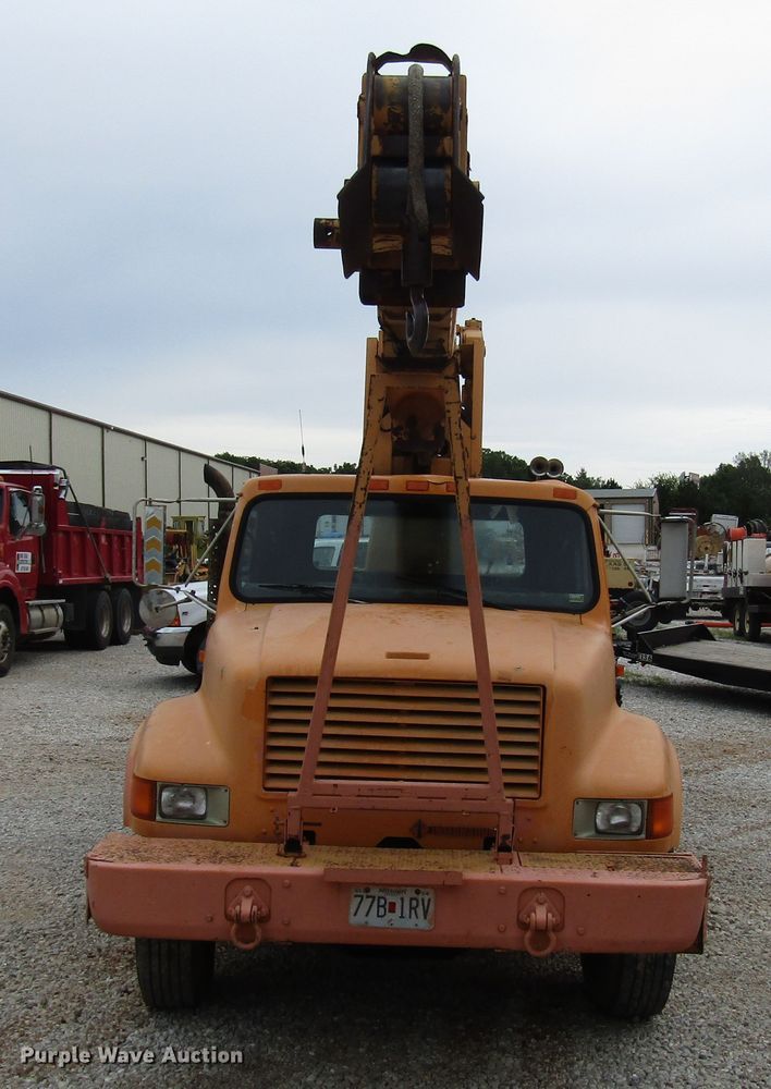 image for item DG1357 1990 International 4900 crane truck