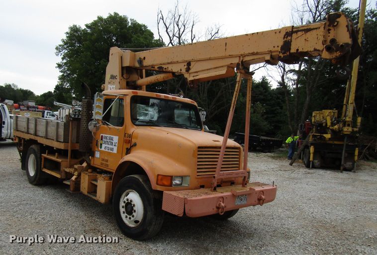 image for item DG1357 1990 International 4900 crane truck