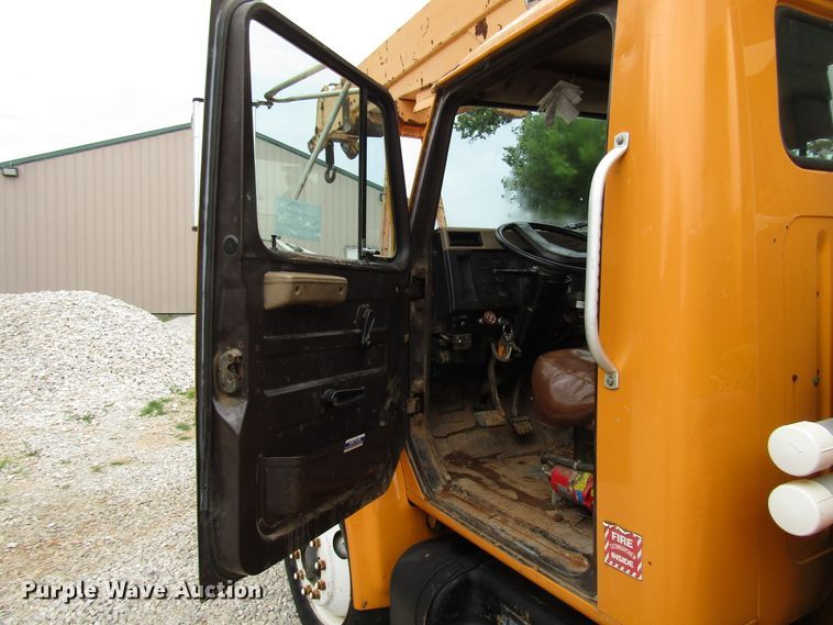 image for item DG1357 1990 International 4900 crane truck