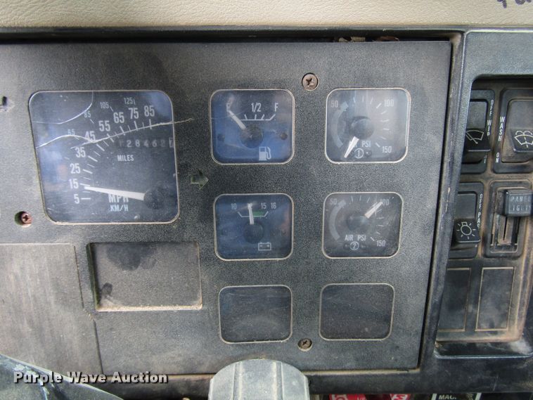 image for item DG1357 1990 International 4900 crane truck