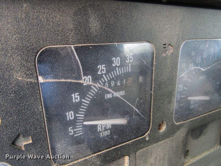 image for item DG1357 1990 International 4900 crane truck