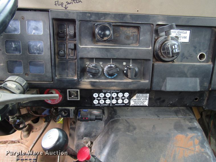 image for item DG1357 1990 International 4900 crane truck