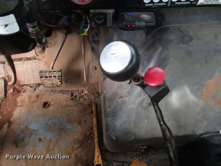 image for item DG1357 1990 International 4900 crane truck