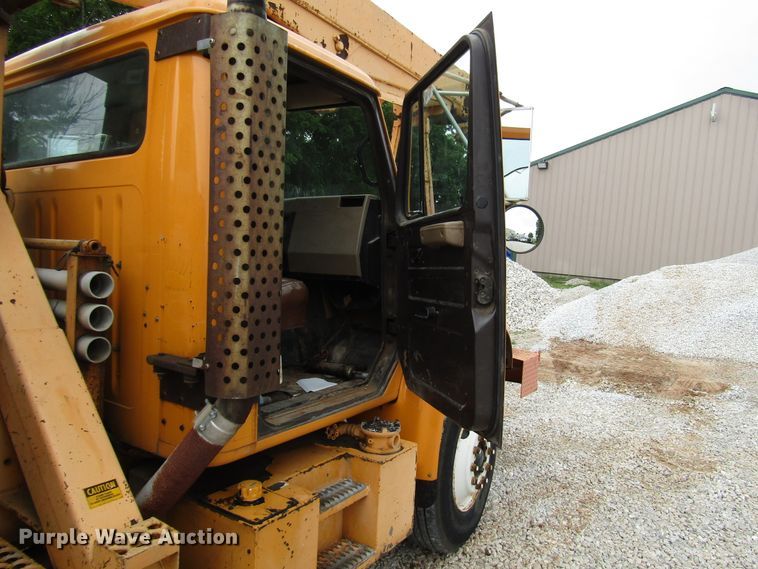 image for item DG1357 1990 International 4900 crane truck