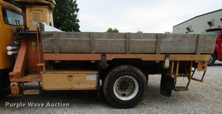 image for item DG1357 1990 International 4900 crane truck