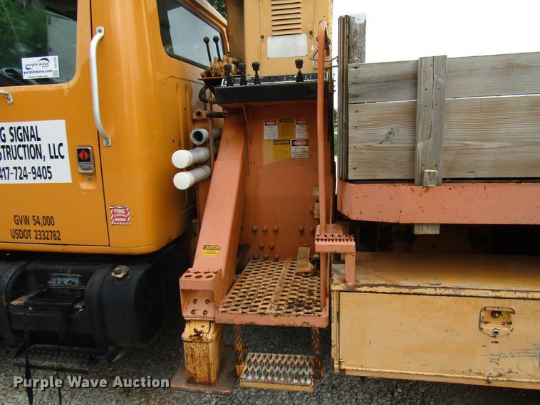 image for item DG1357 1990 International 4900 crane truck