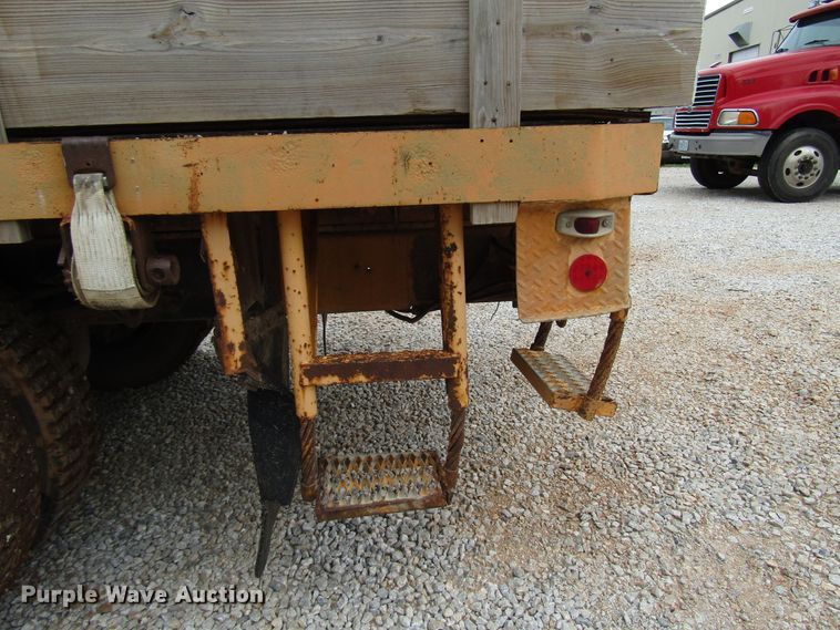 image for item DG1357 1990 International 4900 crane truck