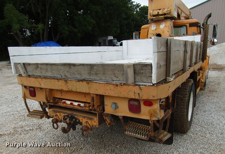 image for item DG1357 1990 International 4900 crane truck