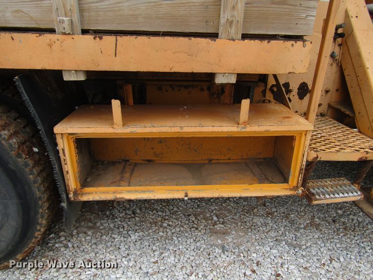 image for item DG1357 1990 International 4900 crane truck
