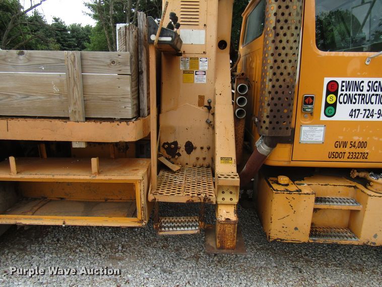 image for item DG1357 1990 International 4900 crane truck