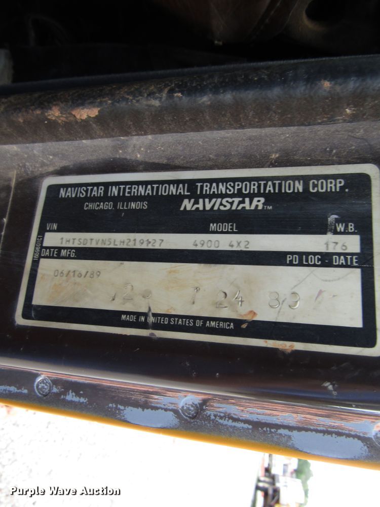 image for item DG1357 1990 International 4900 crane truck