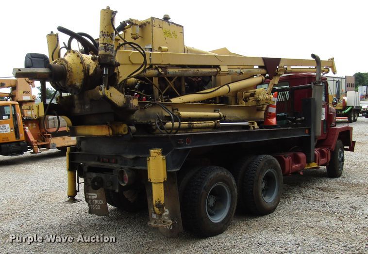 image for item DG1358 1973 International Paystar 5000 pressure digger truck