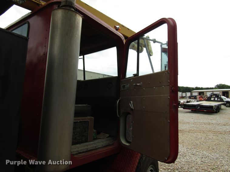 image for item DG1358 1973 International Paystar 5000 pressure digger truck