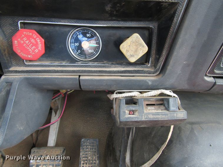 image for item DG1360 1991 Ford F800 digger derrick truck