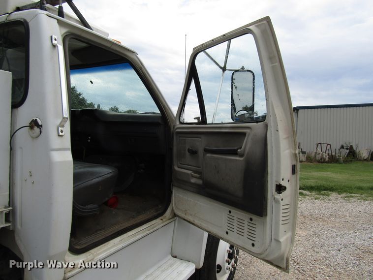 image for item DG1360 1991 Ford F800 digger derrick truck