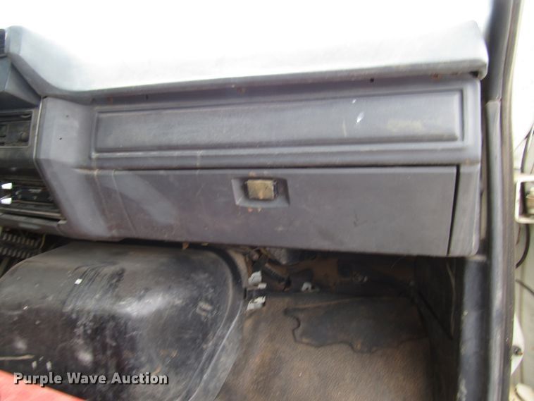 image for item DG1360 1991 Ford F800 digger derrick truck