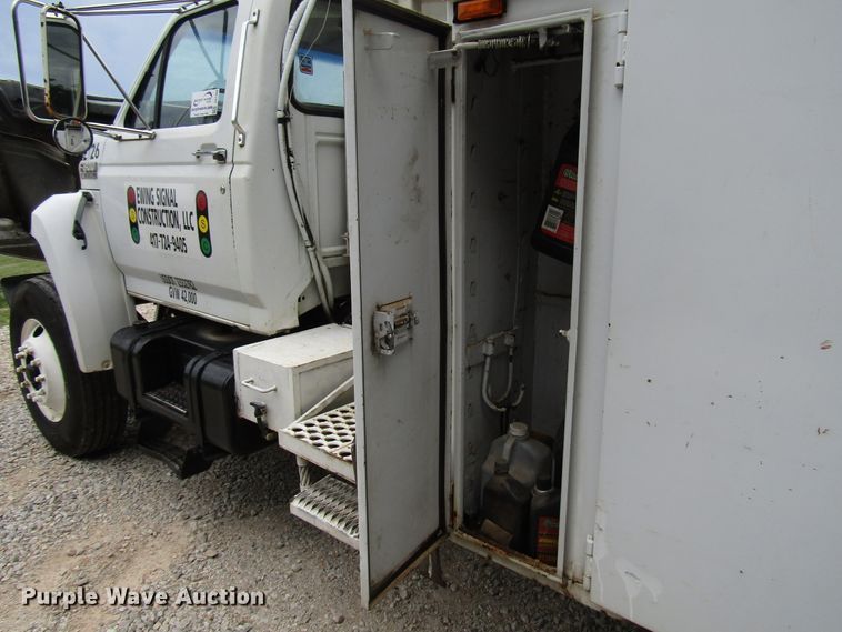 image for item DG1360 1991 Ford F800 digger derrick truck