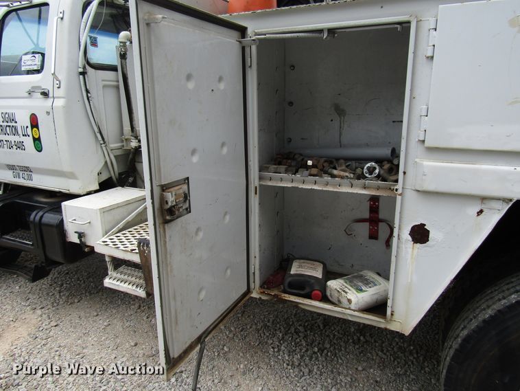 image for item DG1360 1991 Ford F800 digger derrick truck