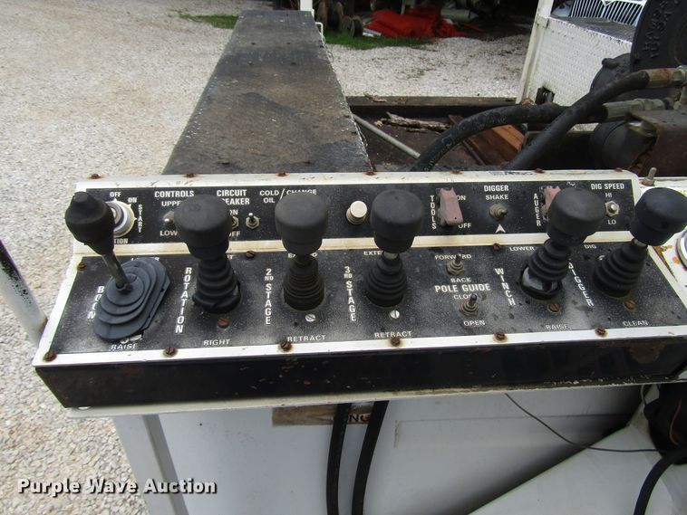 image for item DG1360 1991 Ford F800 digger derrick truck