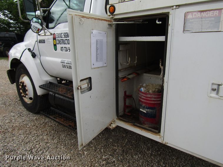 image for item DG1361 2004 Ford F750 Super Duty digger derrick truck