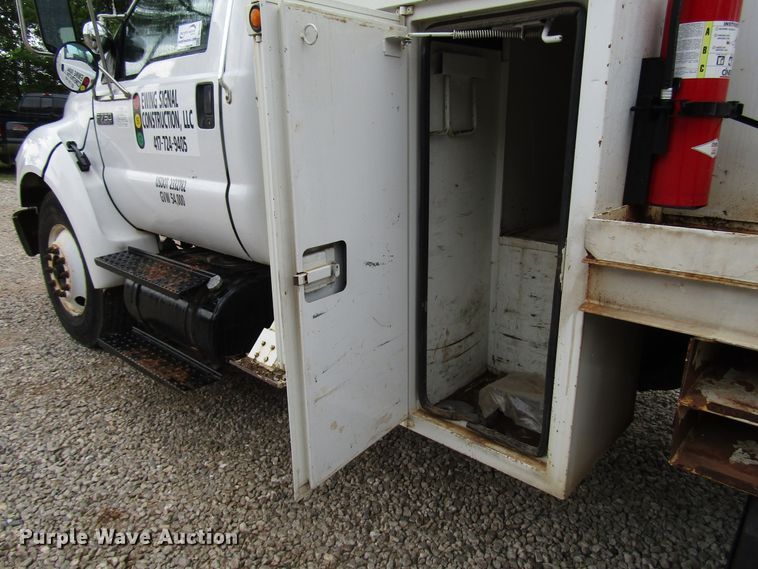 image for item DG1361 2004 Ford F750 Super Duty digger derrick truck