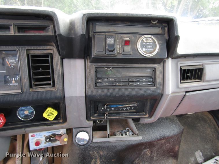 image for item DG1363 1999 Ford F800 digger derrick truck