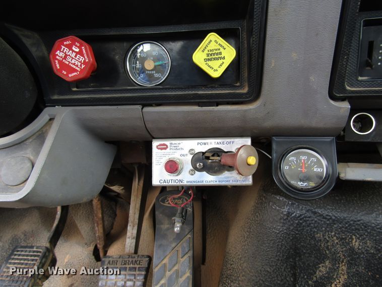 image for item DG1363 1999 Ford F800 digger derrick truck