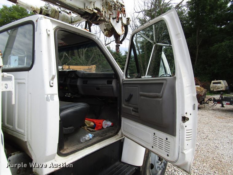image for item DG1363 1999 Ford F800 digger derrick truck