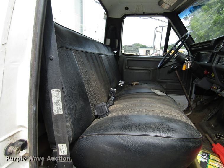 image for item DG1363 1999 Ford F800 digger derrick truck