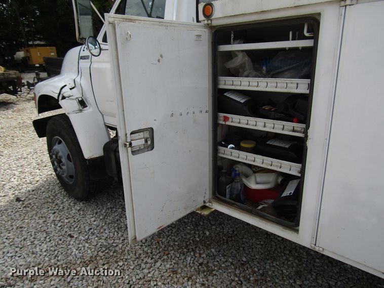 image for item DG1363 1999 Ford F800 digger derrick truck