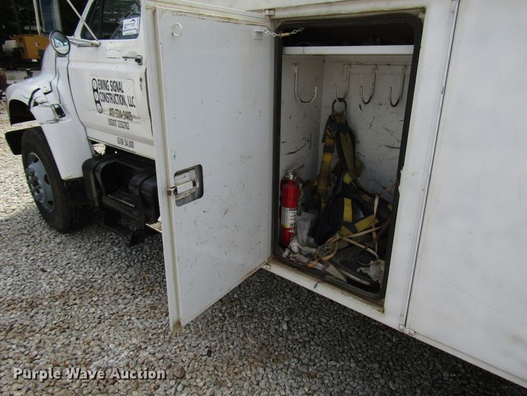 image for item DG1363 1999 Ford F800 digger derrick truck