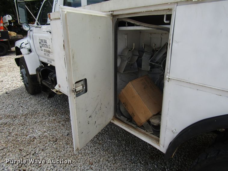 image for item DG1363 1999 Ford F800 digger derrick truck