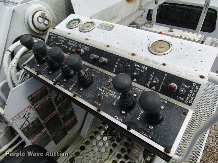 image for item DG1363 1999 Ford F800 digger derrick truck