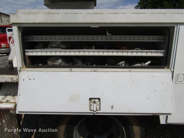 image for item DG1363 1999 Ford F800 digger derrick truck