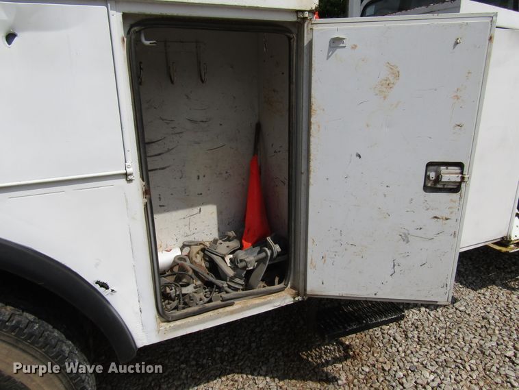 image for item DG1363 1999 Ford F800 digger derrick truck