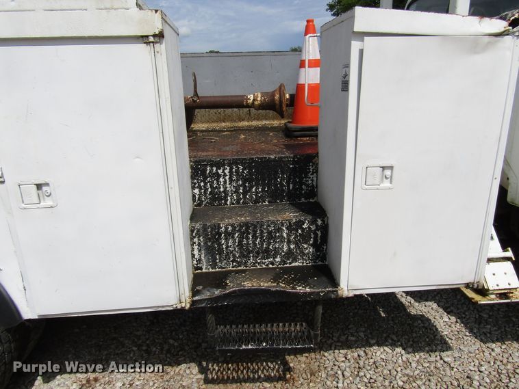 image for item DG1363 1999 Ford F800 digger derrick truck