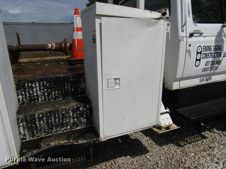 image for item DG1363 1999 Ford F800 digger derrick truck