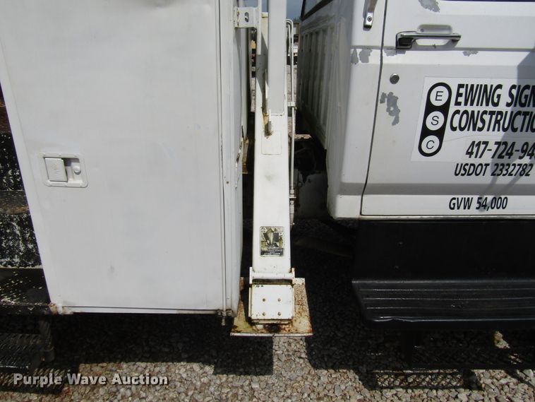 image for item DG1363 1999 Ford F800 digger derrick truck