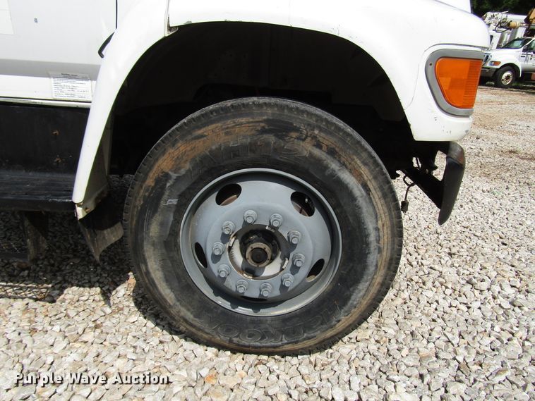 image for item DG1363 1999 Ford F800 digger derrick truck