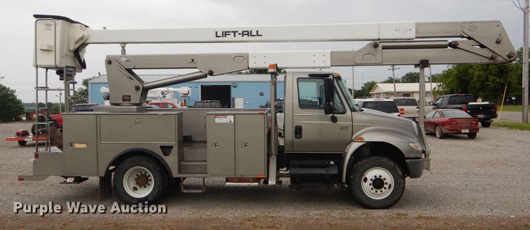 image for item DH6044 2005 International 4400 bucket truck
