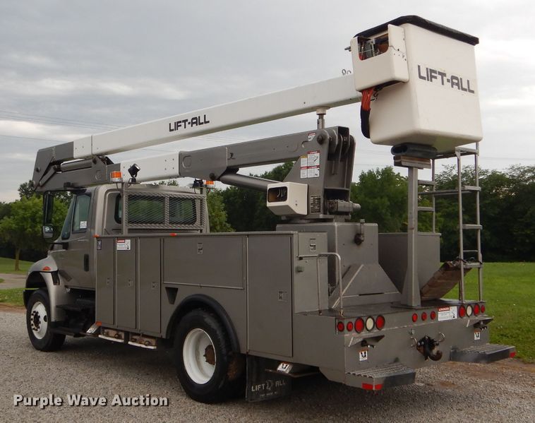 image for item DH6044 2005 International 4400 bucket truck