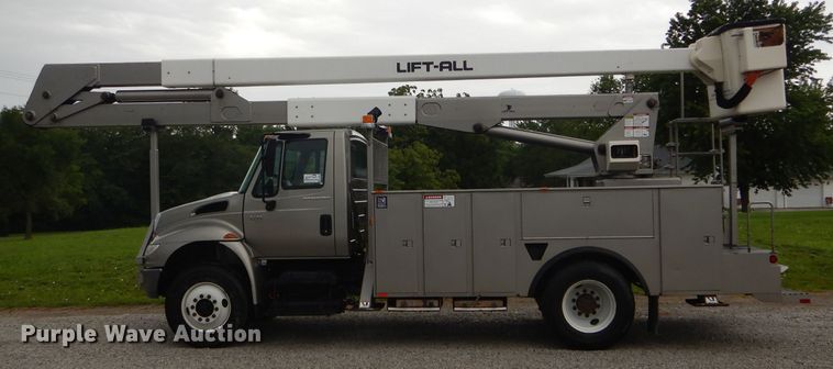 image for item DH6044 2005 International 4400 bucket truck
