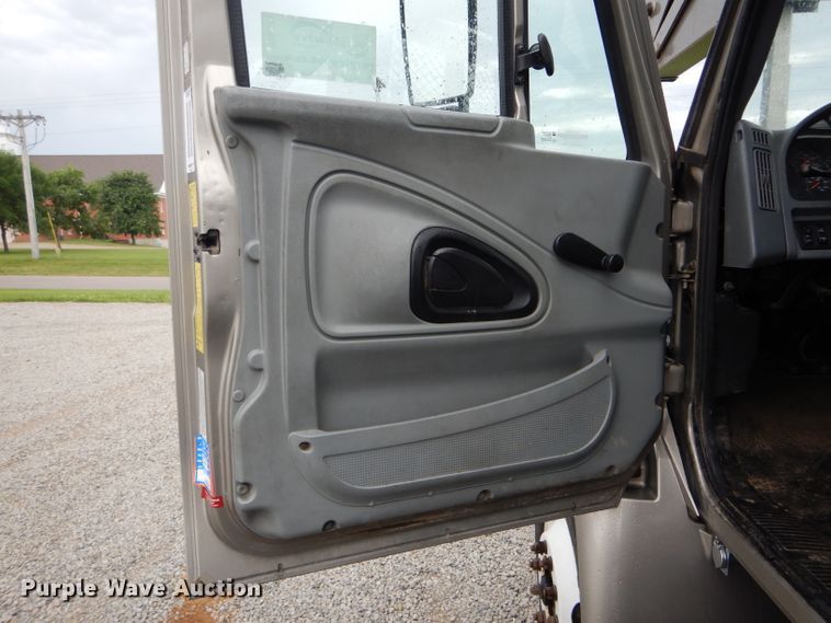 image for item DH6044 2005 International 4400 bucket truck