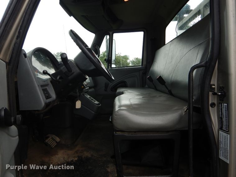 image for item DH6044 2005 International 4400 bucket truck